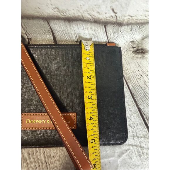 Dooney & Bourke zip wristlet  NWOT - Picture 8 of 8